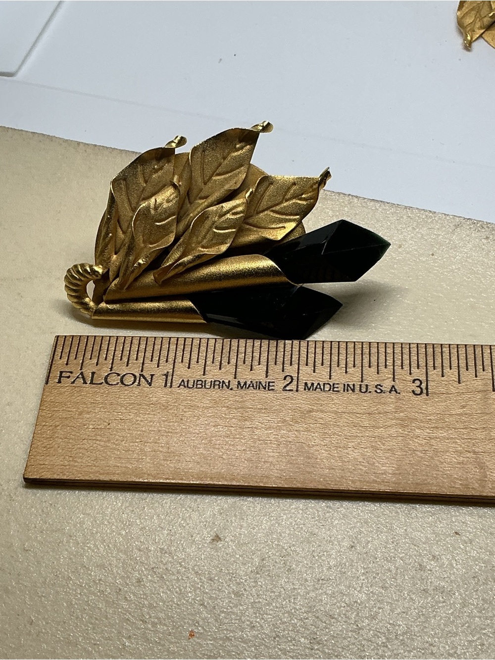 Vintage Couture Statement Earrings Gold Leaf Black Lucite Dagger Drop Clip On - Picture 8 of 9